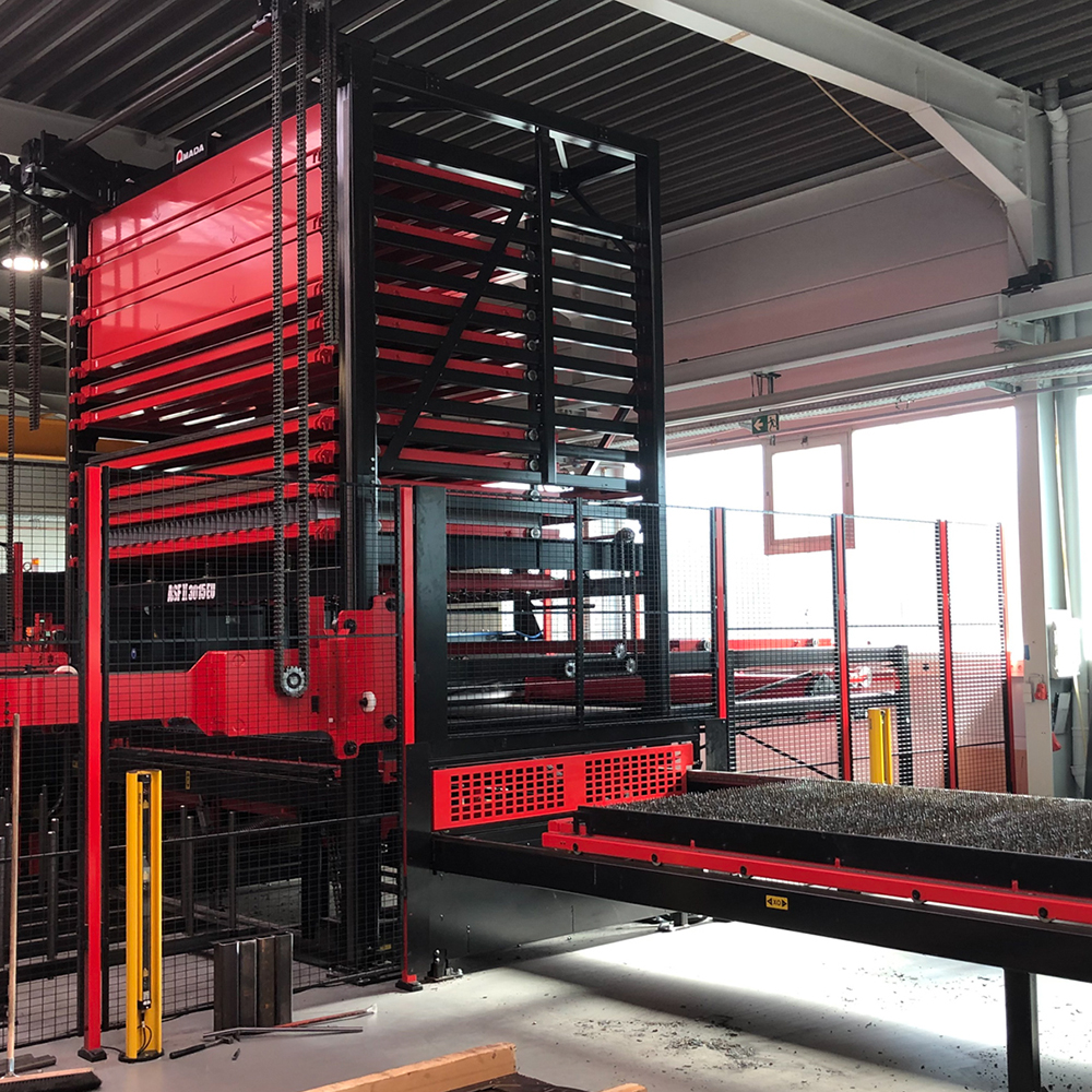Mit dem modernen Laserzentrum von Amada sind wir bei B+G Metall bestens ausgerüstet um Stahl, Edelstahl und weiter Materialien zu bearbeiten. Das Laserschneiden ist die Grundlage der weiteren Fertigungskette in unserer Metallbearbeitung.