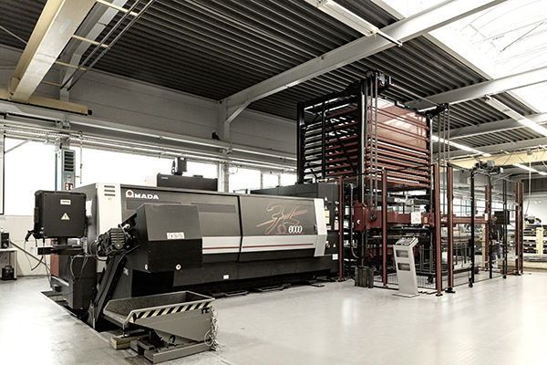 Der große und moderne Maschinenpark bei B+G Metall ermöglicht eine vielseitige und flexible Fertigung von Metallkomponenten. Blech zuschnitte, Laserteil, CNC Biegen und Kanten, Sägen, Drehen und Fräsen, bis hin zur Schweißkonstruktion aus Edelstahl. Überzeugung und Leidenschaft im Metallbau.